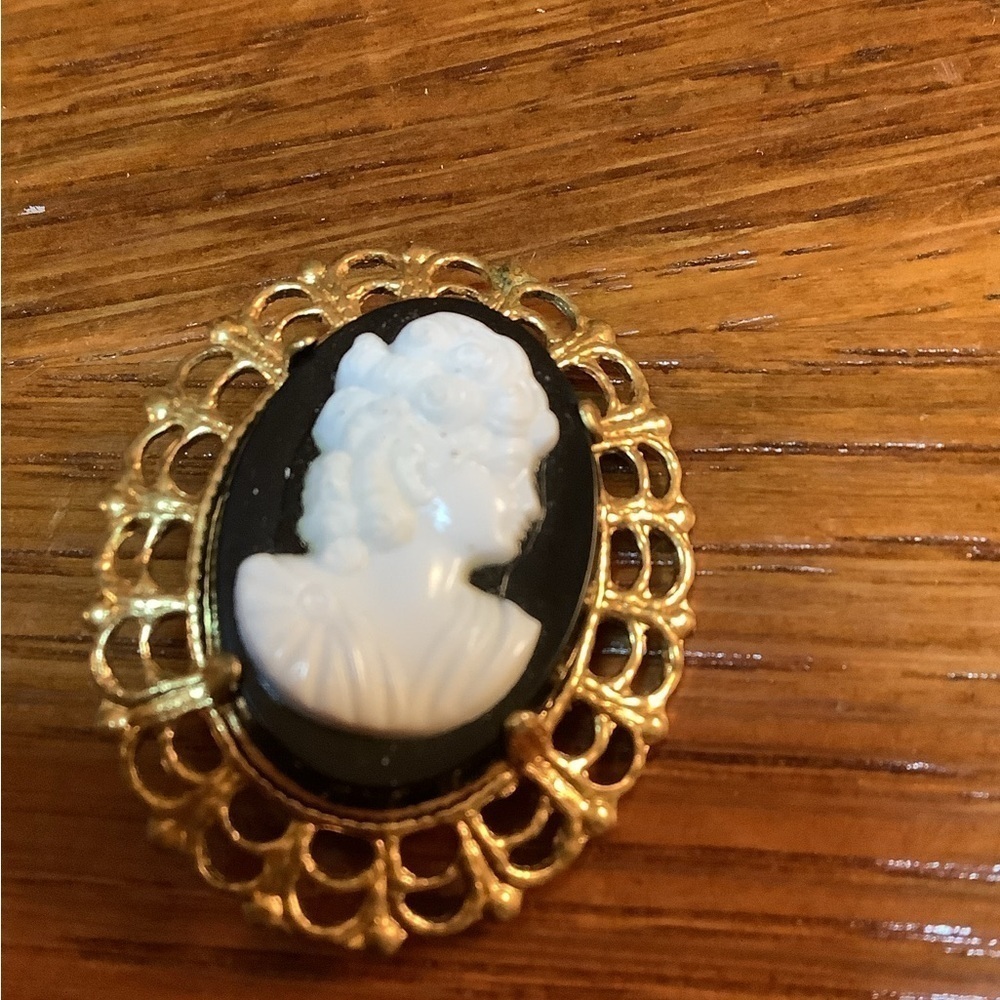 Vintage‎ Victorian Revival Black & White Cameo Girl facing Right